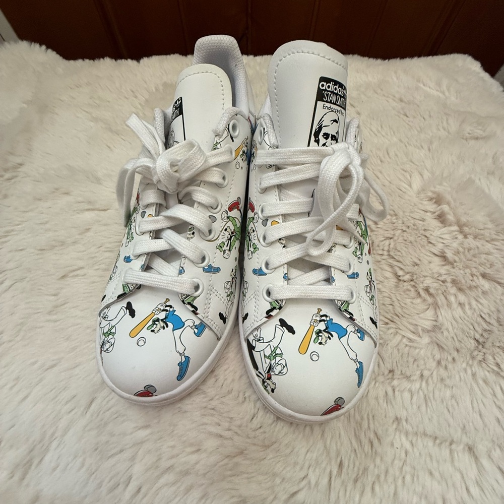 New Adidas Stan Smith Disney Goofy White Classic FZ0061. W7.5.  M5.5 sz